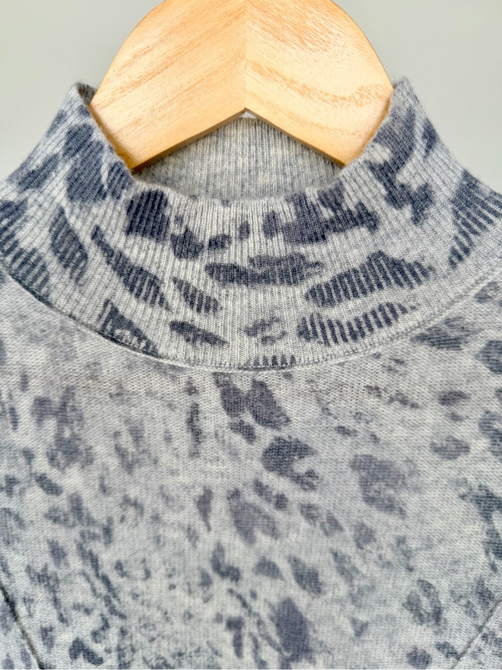 Pilcro Anthropologie 100% Cashmere Leopard Mock Neck Sweater XSP NWT - Picture 3 of 10